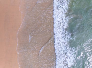 Okyanus suyuna çarpan dalgaların hava manzaralı arka planı, kuş bakışı fotoğraftaki deniz dalgalarının drone görüntüsü, sahil deniz arka planı.