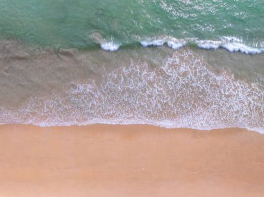 Okyanus suyuna çarpan dalgaların hava manzaralı arka planı, kuş bakışı fotoğraftaki deniz dalgalarının drone görüntüsü, sahil deniz arka planı.