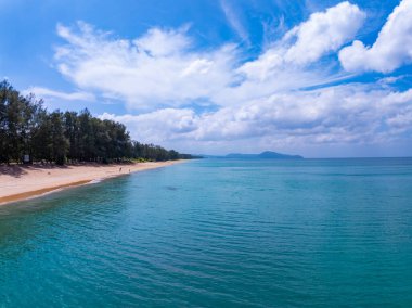 Okyanus suyuna çarpan dalgaların hava manzaralı arka planı, kuş bakışı fotoğraftaki deniz dalgalarının drone görüntüsü, sahil deniz arka planı.