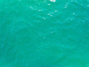 Tayland 'ın Phuket Adası' nda hava manzaralı güzel deniz yüzeyi