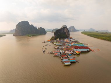 Phang Nga Tayland 'daki Panyee adasının havadan görünüşü, geniş açılı manzara yüzen köy, Koh Panyee balıkçı köyü, Tayland, Phang Nga' da