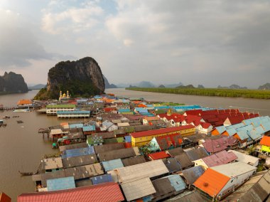 Phang Nga Tayland 'daki Panyee adasının havadan görünüşü, geniş açılı manzara yüzen köy, Koh Panyee balıkçı köyü, Tayland, Phang Nga' da