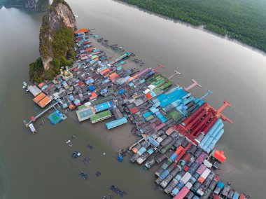 Phang Nga Tayland 'daki Panyee adasının havadan görünüşü, geniş açılı manzara yüzen köy, Koh Panyee balıkçı köyü, Tayland, Phang Nga' da