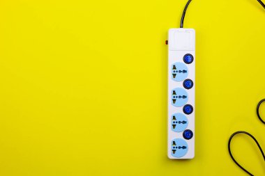 Elektrik priz ve sarı Kağıt arka plan üzerinde fiş