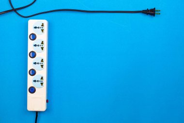 Elektrik priz ve mavi Kağıt arka plan üzerinde fiş