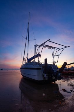 Tropikal denizde seyahat eden uzun kuyruklu tekneler, güzel bir sabah doğumu manzarası ya da gün batımı gökyüzü Phuket Tayland 'da dağ ve deniz üzerinde inanılmaz doğa manzarası manzarası