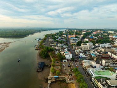 Krabi şehri, Tayland doğası ve sabah gökyüzündeki dağlar, insansız hava aracı kamerasından geniş açı.