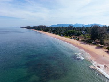 Kuş bakışı fotoğraftaki deniz dalgalarının drone görüntüsü, sahilin arka planı.