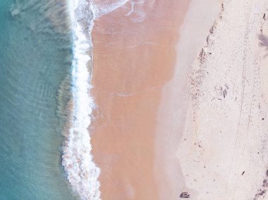 Okyanus suyuna çarpan dalgaların hava manzaralı arka planı, kuş bakışı fotoğraftaki deniz dalgalarının drone görüntüsü, sahil deniz arka planı.