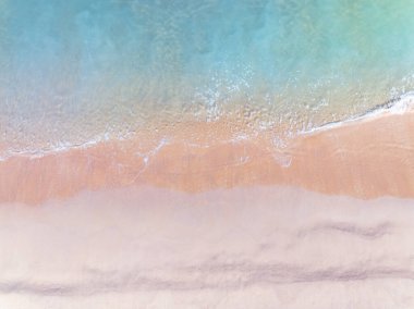 Okyanus suyuna çarpan dalgaların hava manzaralı arka planı, kuş bakışı fotoğraftaki deniz dalgalarının drone görüntüsü, sahil deniz arka planı.