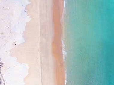 Okyanus suyuna çarpan dalgaların hava manzaralı arka planı, kuş bakışı fotoğraftaki deniz dalgalarının drone görüntüsü, sahil deniz arka planı.