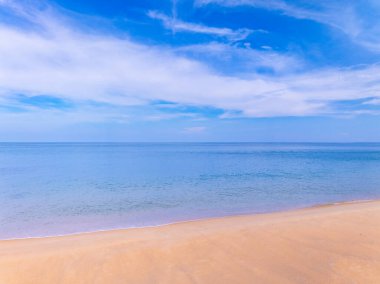 Yazın hava manzaralı güzel deniz Mavi gökyüzü arkaplanı