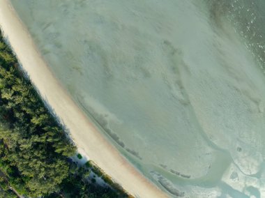 Muhteşem manzaralı plaj manzaralı güzel Phuket Adası Tayland 'daki tropik sahil manzaralı