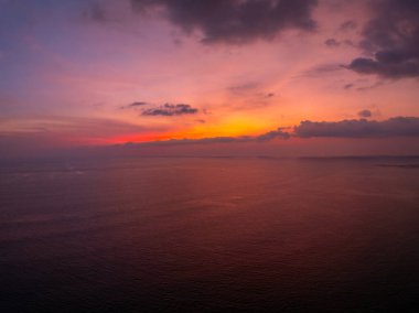 Doğa deniz manzarası güzel Gün batımı ya da deniz üzerinde gün doğumu, renkli manzara Gökyüzü, inanılmaz gökyüzü renkli ışık bulutu arkaplan