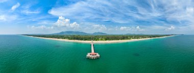 Denizde köprüsü olan Tropikal plajın havadan görünüşü