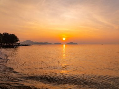 Doğa deniz manzarası güzel Gün batımı ya da deniz üzerinde gün doğumu, renkli manzara Gökyüzü, inanılmaz gökyüzü renkli ışık bulutu arkaplan