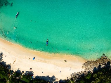 Özgürlük plajı Phuket Tayland 'da yer alan güzel Phuket adasındaki tropikal sahil manzaralı plaj manzarası. Geniş açılı deniz manzaralı.