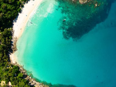 Özgürlük plajı Phuket Tayland 'da yer alan güzel Phuket adasındaki tropikal sahil manzaralı plaj manzarası. Geniş açılı deniz manzaralı.