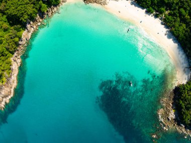 Özgürlük plajı Phuket Tayland 'da yer alan güzel Phuket adasındaki tropikal sahil manzaralı plaj manzarası. Geniş açılı deniz manzaralı.