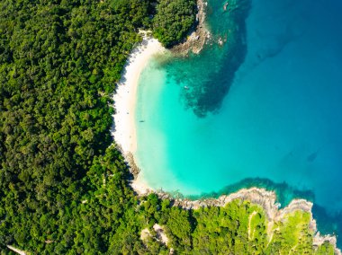 Özgürlük plajı Phuket Tayland 'da yer alan güzel Phuket adasındaki tropikal sahil manzaralı plaj manzarası. Geniş açılı deniz manzaralı.