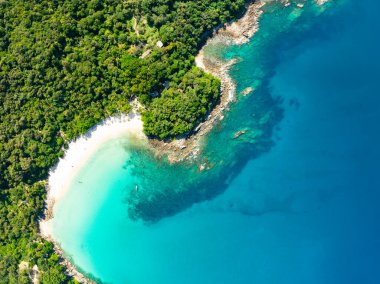 Özgürlük plajı Phuket Tayland 'da yer alan güzel Phuket adasındaki tropikal sahil manzaralı plaj manzarası. Geniş açılı deniz manzaralı.