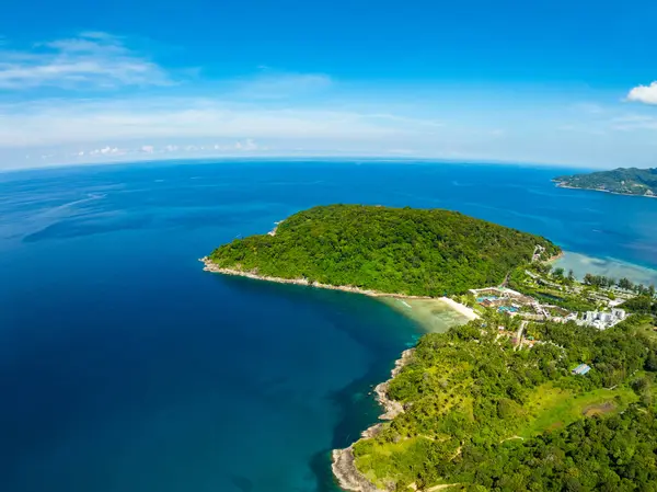 Özgürlük plajı Phuket Tayland 'da yer alan güzel Phuket adasındaki tropikal sahil manzaralı plaj manzarası. Geniş açılı deniz manzaralı.