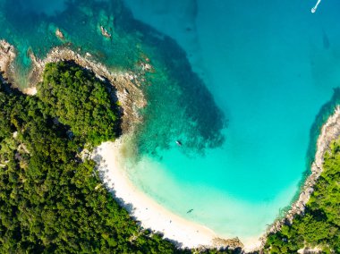Özgürlük plajı Phuket Tayland 'da yer alan güzel Phuket adasındaki tropikal sahil manzaralı plaj manzarası. Geniş açılı deniz manzaralı.