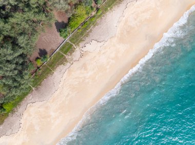 Muhteşem manzaralı plaj manzaralı güzel Phuket Adası Tayland 'daki tropik sahil manzaralı