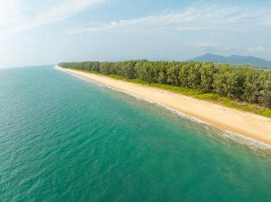 Muhteşem manzaralı plaj manzaralı güzel Phuket Adası Tayland 'daki tropik sahil manzaralı