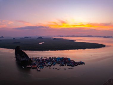 Phang Nga Tayland 'daki Panyee adasının havadan görünüşü, Yüksek açılı yüzen köy, Koh Panyee balıkçı köyü Tayland, Phang Nga' da.