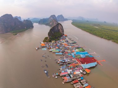 Phang Nga Tayland 'daki Panyee adasının havadan görünüşü, Yüksek açılı yüzen köy, Koh Panyee balıkçı köyü Tayland, Phang Nga' da.