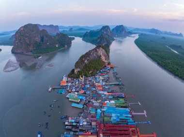 Phang Nga Tayland 'daki Panyee adasının havadan görünüşü, Yüksek açılı yüzen köy, Koh Panyee balıkçı köyü Tayland, Phang Nga' da.
