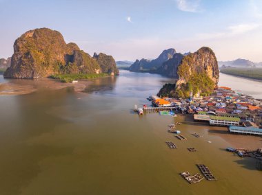 Phang Nga Tayland 'daki Panyee adasının havadan görünüşü, Yüksek açılı yüzen köy, Koh Panyee balıkçı köyü Tayland, Phang Nga' da.