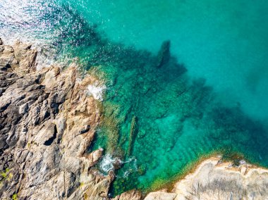 İnanılmaz deniz manzarası kayalara çarpan dalgalar Phuket Adası Tayland 'daki güzel deniz manzarası