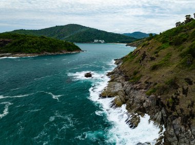 İnanılmaz deniz manzarası kayalara çarpan dalgalar Phuket Adası Tayland 'daki güzel deniz manzarası