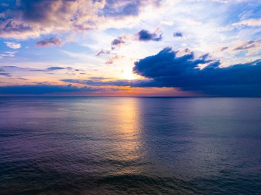 Kuş bakışı fotoğraflarda deniz dalgalarının drone görüntüsü, dalgalar arka plan