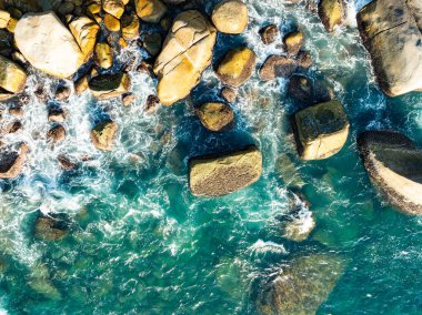 İnanılmaz deniz manzarası kayalara çarpan dalgalar Phuket Adası Tayland 'daki güzel deniz manzarası