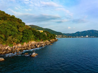 İnanılmaz deniz manzarası kayalara çarpan dalgalar Phuket Adası Tayland 'daki güzel deniz manzarası