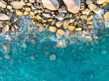 İnanılmaz deniz manzarası kayalara çarpan dalgalar Phuket Adası Tayland 'daki güzel deniz manzarası