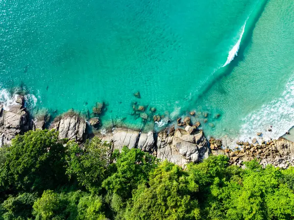 İnanılmaz deniz manzarası kayalara çarpan dalgalar Phuket Adası Tayland 'daki güzel deniz manzarası