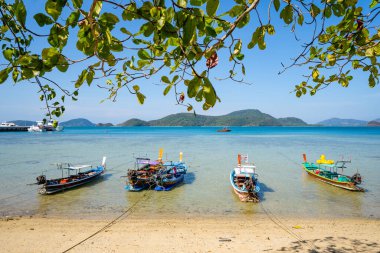 Güzel deniz yüzeyi arka planı, Deniz Burnu manzarası Phuket Adası Tayland 'daki tropik adayla su yüzeyi dokusunu dalgalandırıyor.