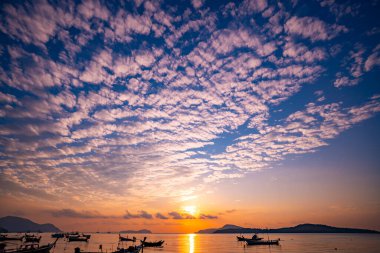 Doğa manzarası güzel Gün batımı ya da deniz üzerinde gün doğumu dramatik gökyüzü manzarası günbatımında inanılmaz bulutlar