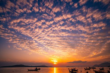 Doğa manzarası güzel Gün batımı ya da deniz üzerinde gün doğumu dramatik gökyüzü manzarası günbatımında inanılmaz bulutlar