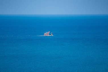 Deniz yüzeyi hava manzarası, kuş bakışı fotoğraf mavi dalgalar ve su yüzeyi dokusu, mavi deniz arka planı Güzel doğa, şaşırtıcı deniz arka planı