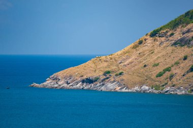 Güzel deniz yüzeyi arka planı, Deniz Burnu manzarası Phuket Adası Tayland 'daki tropik adayla su yüzeyi dokusunu dalgalandırıyor.