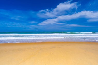 Boş tropikal plaj ve deniz manzarası güneşli bir günde güzel kumlu sahil ve deniz, güzel bir günde mavi gökyüzü, deniz manzarası doğa arka planı.
