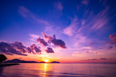 Doğa manzarası güzel Gün batımı ya da deniz üzerinde gün doğumu dramatik gökyüzü manzarası günbatımında inanılmaz bulutlar