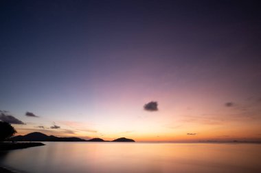 Doğa manzarası güzel Gün batımı ya da deniz üzerinde gün doğumu dramatik gökyüzü manzarası günbatımında inanılmaz bulutlar