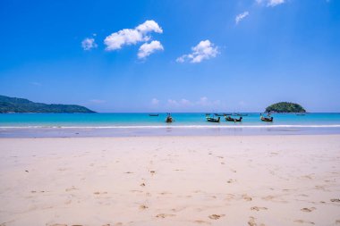 Boş tropikal plaj ve deniz manzarası güneşli bir günde güzel kumlu sahil ve deniz, güzel bir günde mavi gökyüzü, deniz manzarası doğa arka planı.