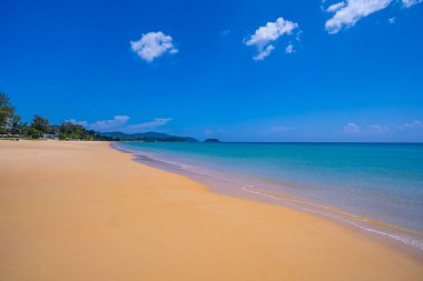 Boş tropikal plaj ve deniz manzarası güneşli bir günde güzel kumlu sahil ve deniz, güzel bir günde mavi gökyüzü, deniz manzarası doğa arka planı.
